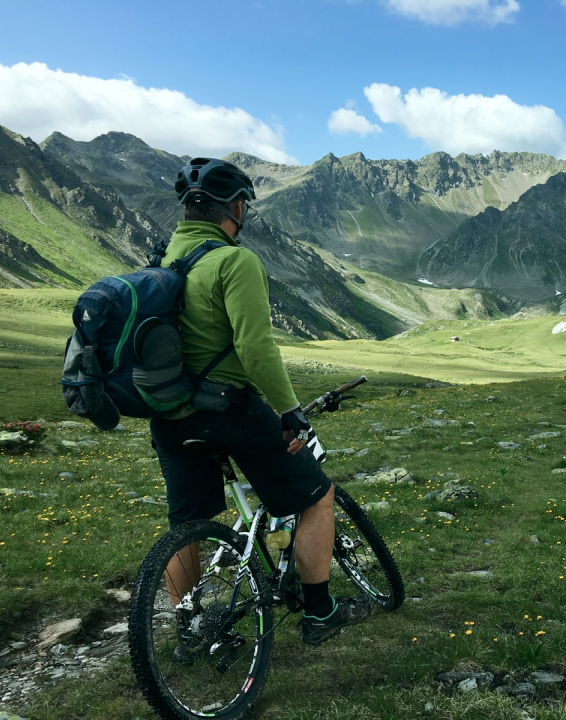 foto andando en bici en la montaña